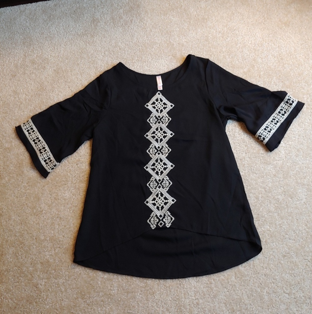 NWOT xhiliration black & cream blouse